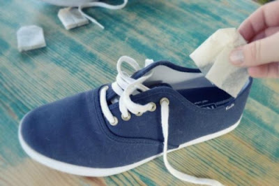 Masukan kantong teh cara menghilangkan bau sepatu