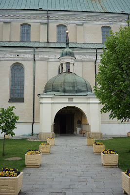 Wejście i dziedziniec przed bazyliką Zwiastowania Najświętszej Maryi Pannie