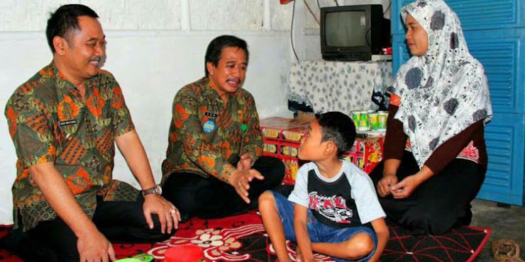 Bupati Banyuwangi Kunjungi Bocah Tanpa Kelamin dan Mengajaknya Bermain Spinner