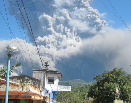 Vulcão nas Filipinas expele cinzas; centenas de pessoas são deslocadas