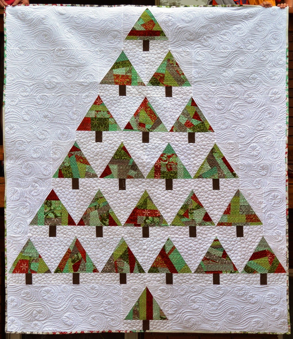 “O Christmas Trees” is a Free Modern Christmas Quilt Pattern designed by Melissa from Happy Quilting Melissa