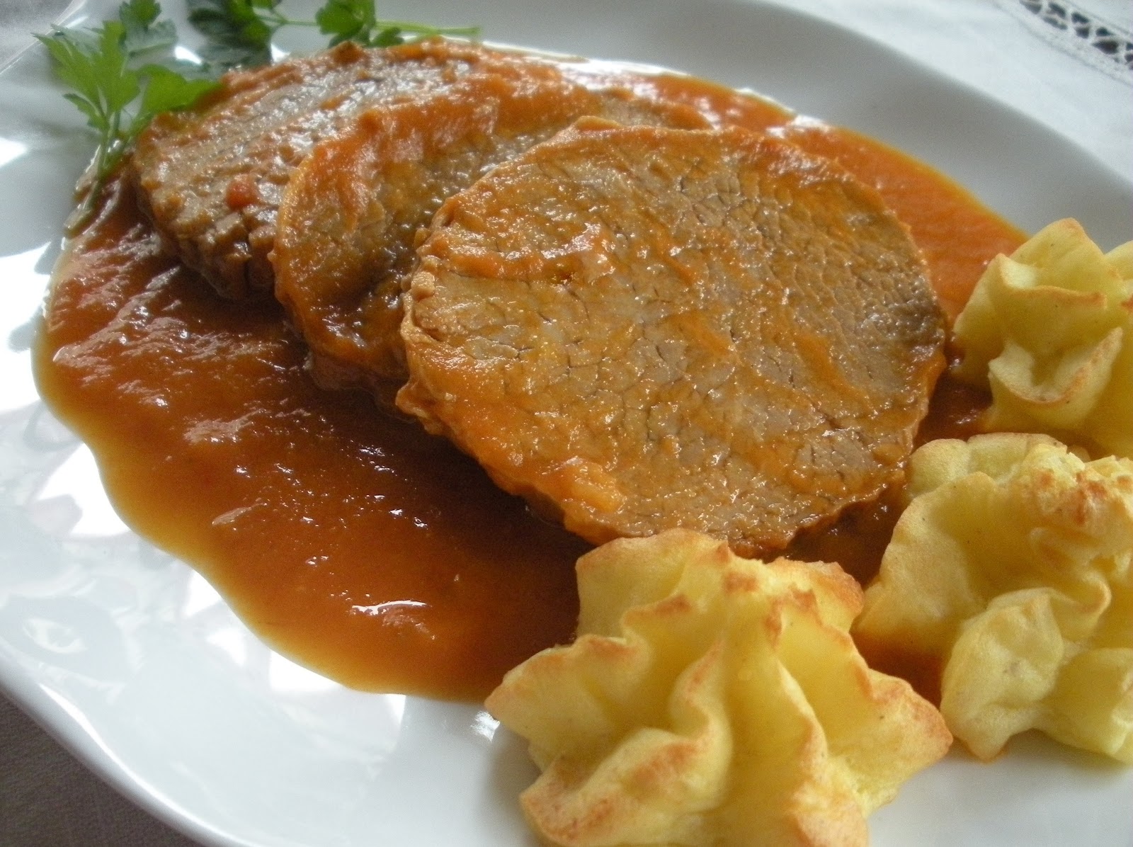 Aquí se cocina: Redondo de ternera en salsa española con patatas ...