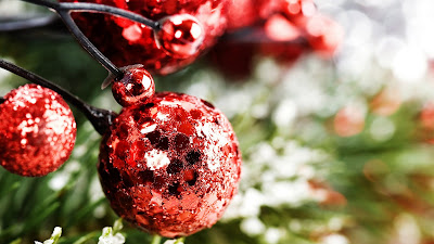Rode glitterballen in de kerstboom