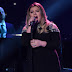 Kelly Clarkson Gives Emotional 'Piece By Piece' Performance On 'American Idol'
