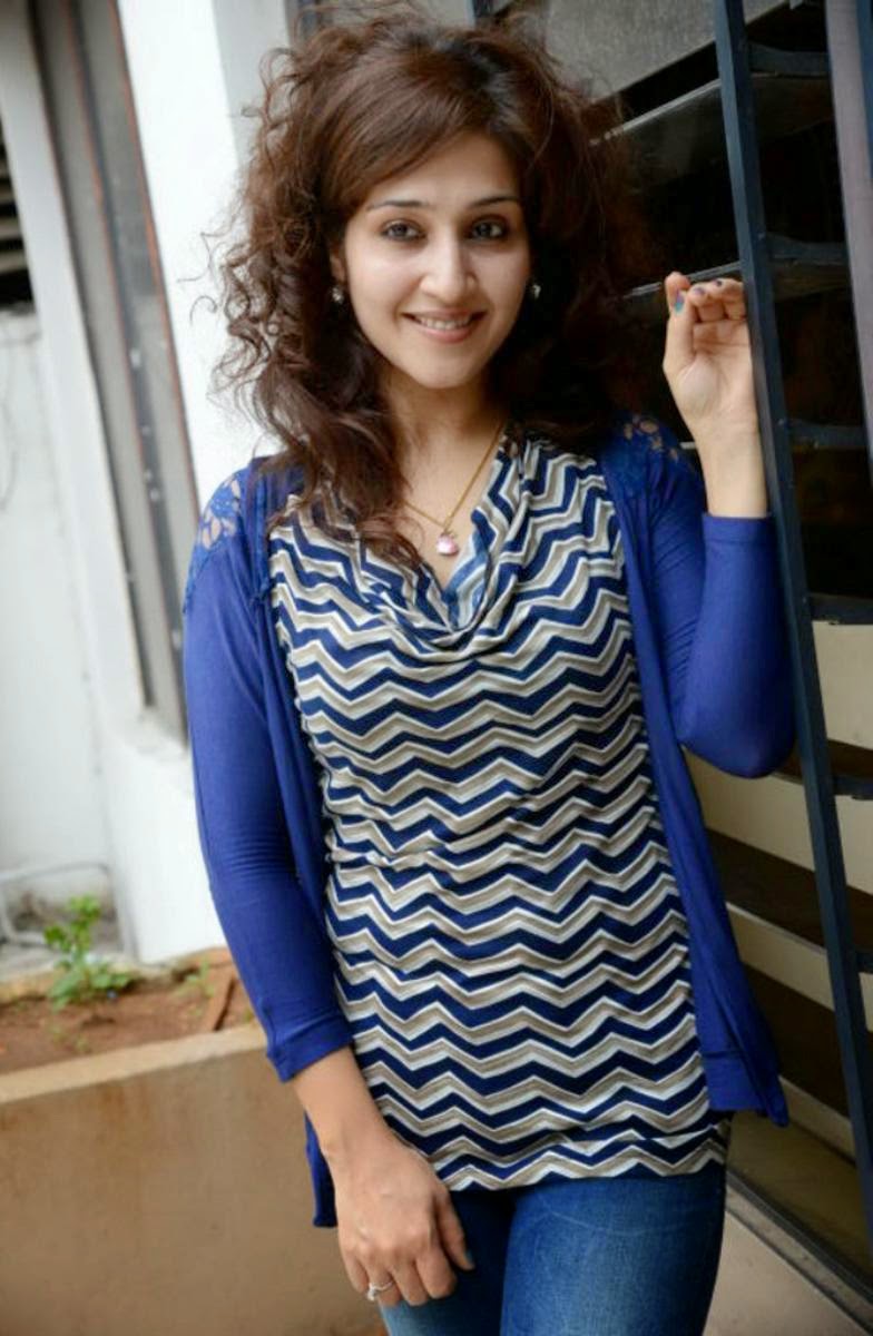 Telugu Tv Actress Medha Photos In Blue Jeans