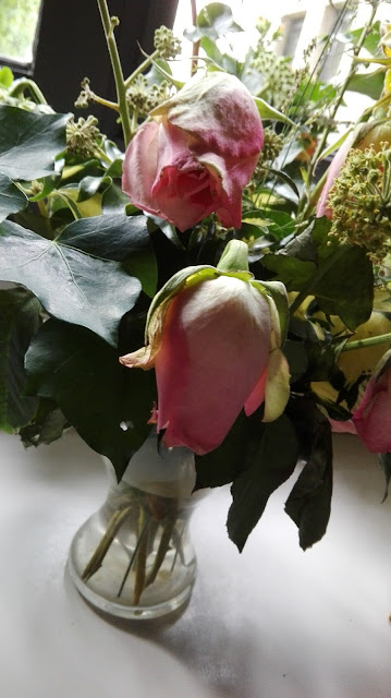 Verwelkte roze rozen uit de kerk van de priorij