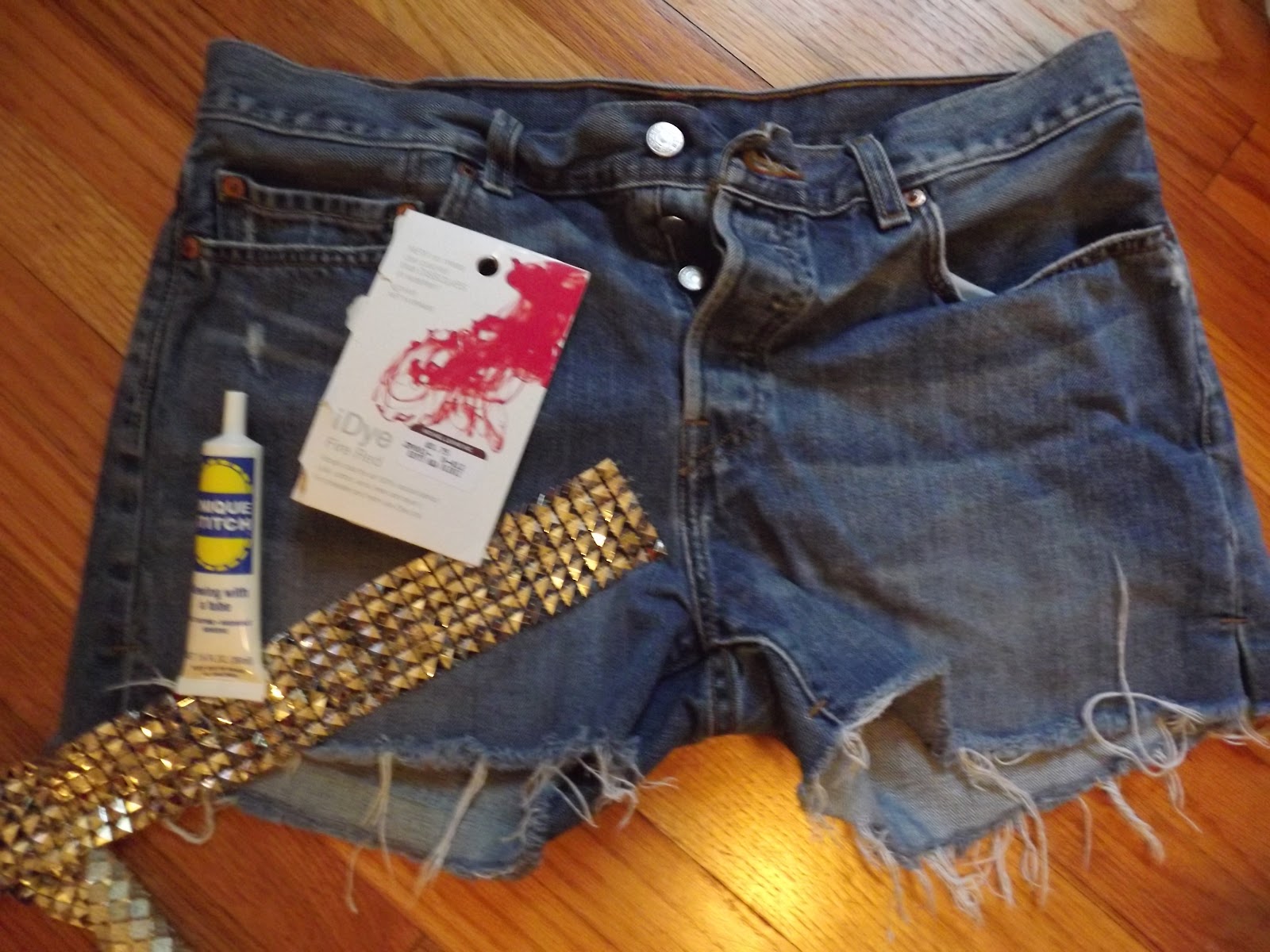 les rebelles doux.: DIY: Dyed and Studded shorts