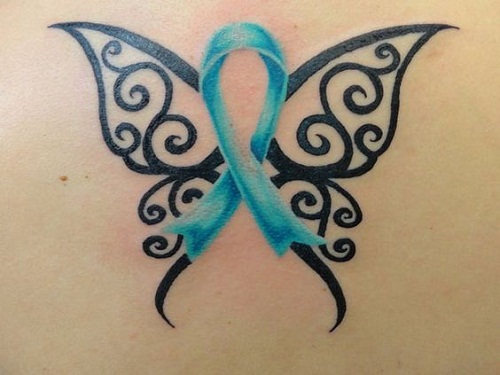 A Fita azul para a Conscientização do Câncer de Preto Tatuagem de Borboleta