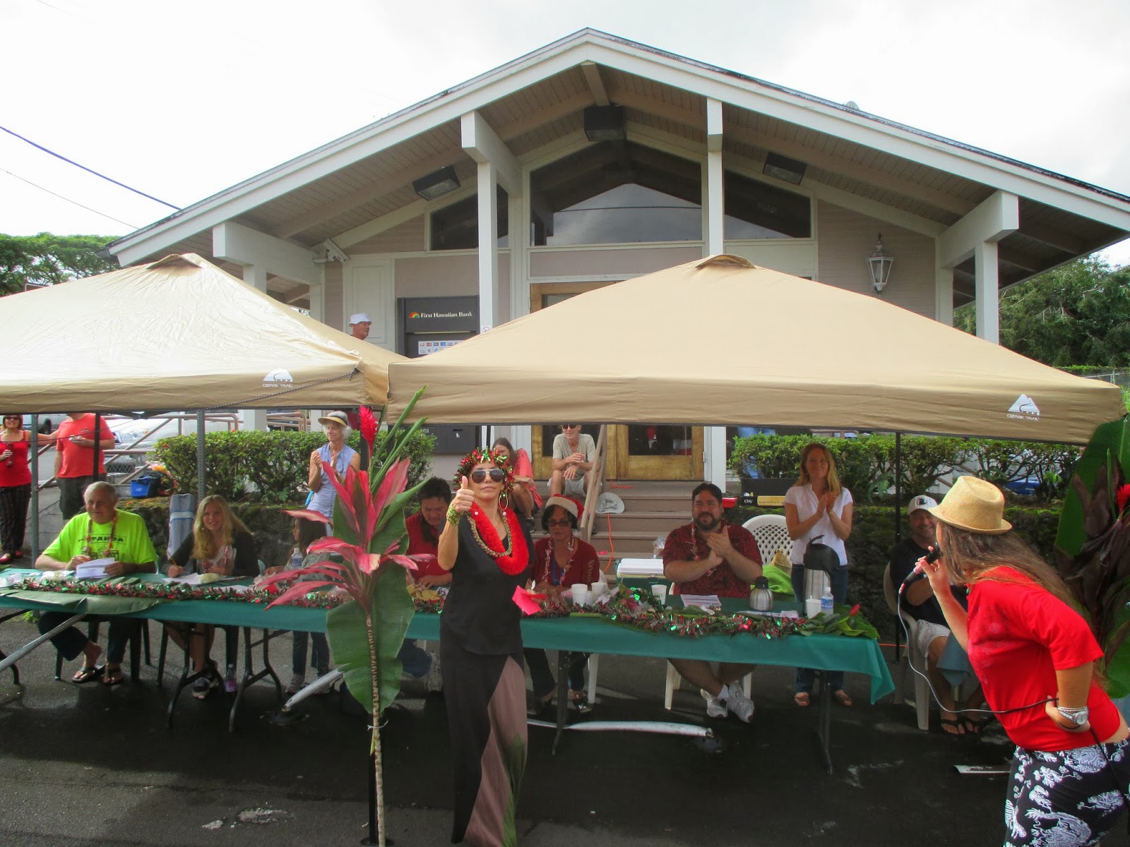 A Christmas Parade in Pahoa/Mele Kalikimaka!