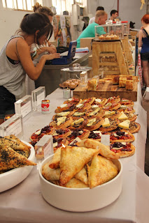 Essen auf dem Neighbour Goods Market an der Old Biscuit MIll Essen auf dem Neighbour Goods Market an der Old Biscuit MIll