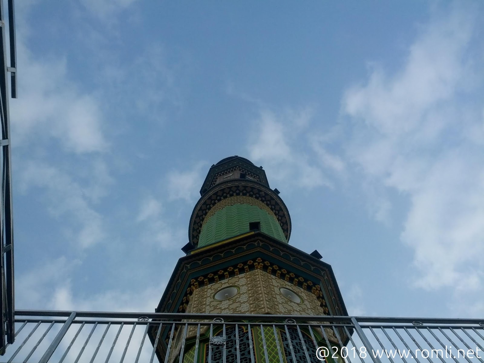 Menara Masjid Fathurrohim Semolowaru Utara Surabaya - Macro Wallpapers