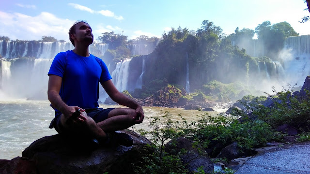 Meditação na trilha inferior das Cataratas del Iguazú, na Argentina.