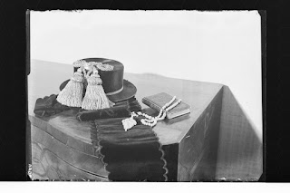Priener Hut, samt Gebetsbuch und einem Rosenkranz mit großem Kreuz - Glasnegativ 1930-1942