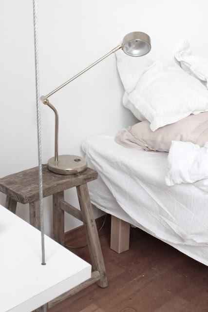 Un taburete como mesita de noche