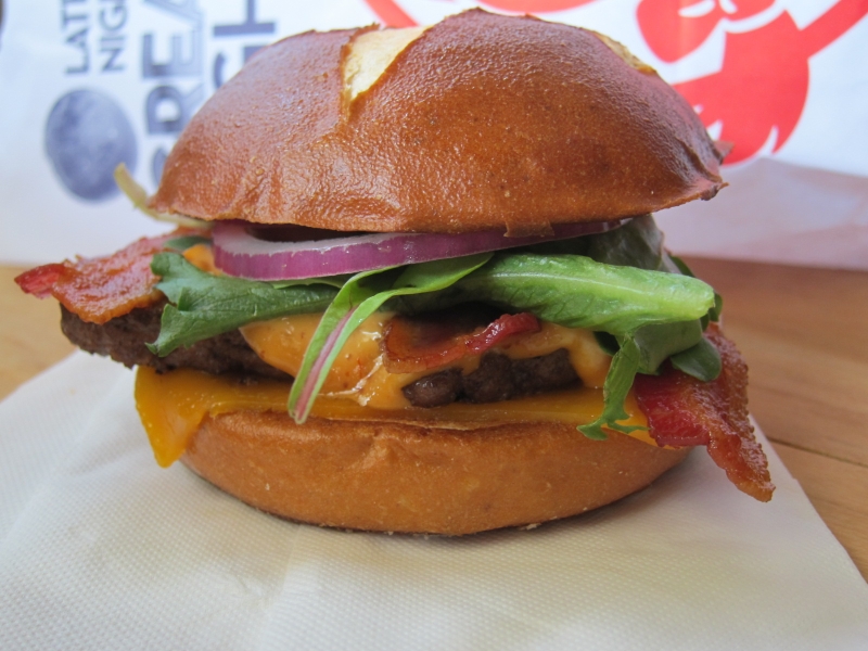 Review Wendy's Pretzel Bacon Cheeseburger Brand Eating