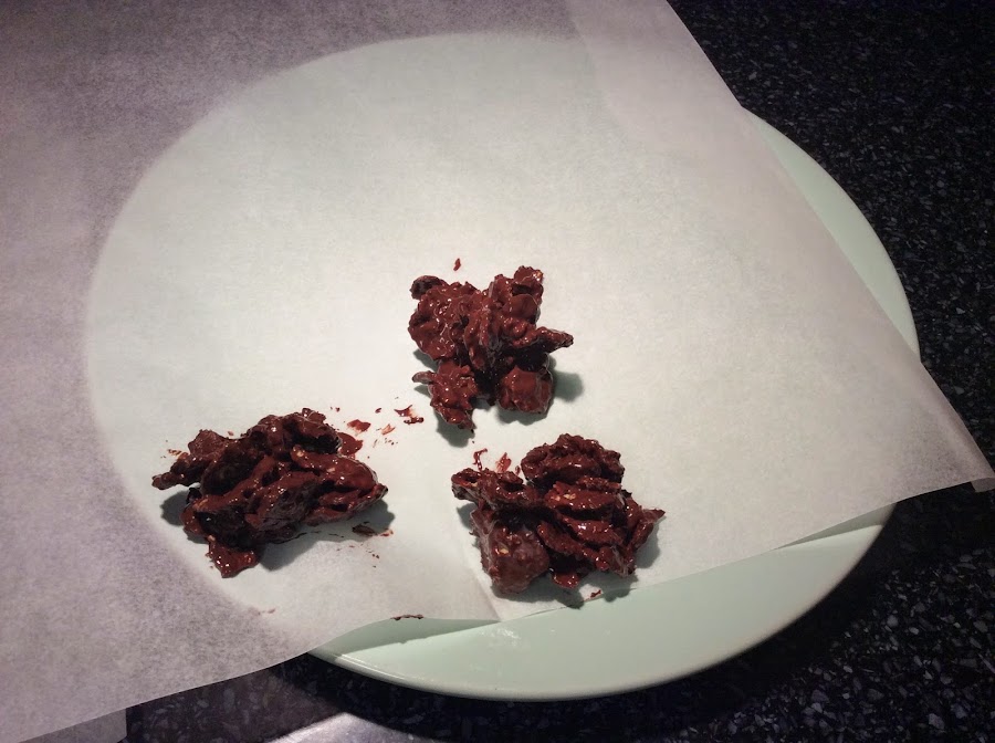 Rocas de chocolate, cereales y frutos secos