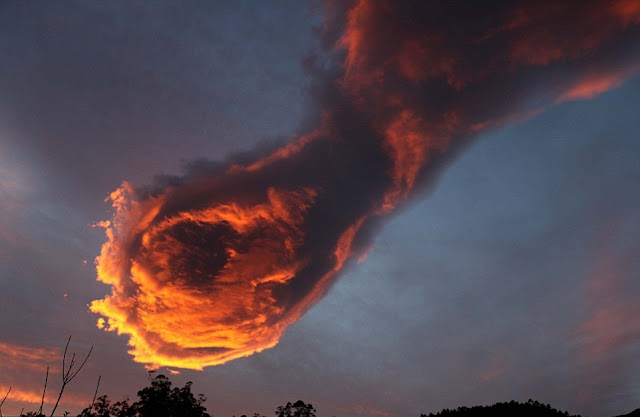 Menghebohkan! Penampakan ‘Tangan Tuhan’ Muncul Di Langit Portugal, Inilah Penampakannya