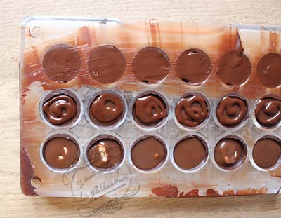 Bonbon chocolat fourré à la ganache - Recette de cuisine illustrée