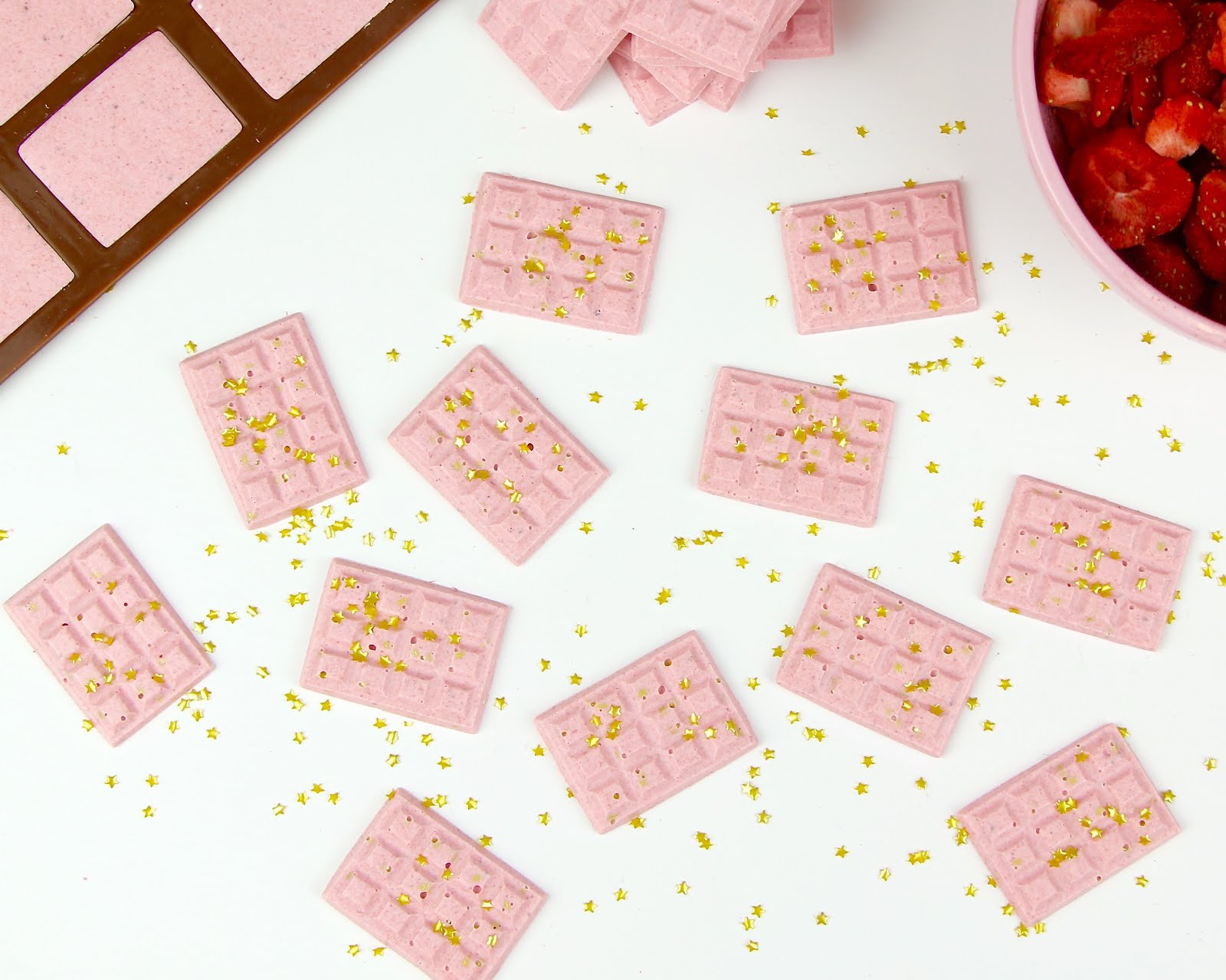 {VIDEO} AllNatural Strawberry Chocolate Bars (2Ingredients) The