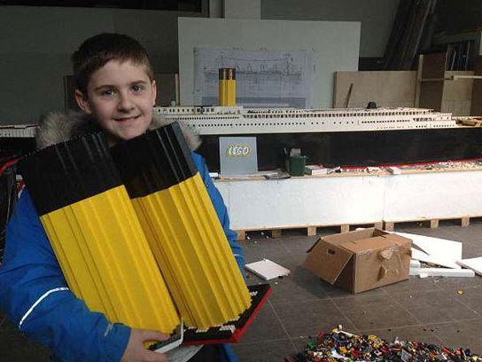 صبي مصاب بالتوحد يصنع سفينة تيتانيك بمكعبات الليغو