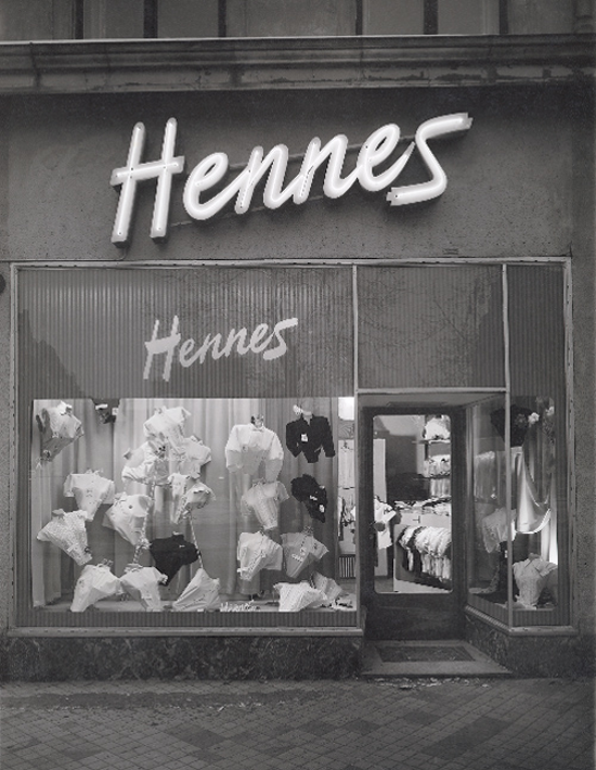 Магазин hennes 1947. Первый магазин hennes. Hennes and Mauritz магазин. Первый магазин h m.