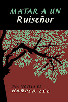 SINOPSIS: Disparad a todos los arrendajos azules que querais, si podeis acertarles, pero recordad que es un pecado matar a un ruiseñor.Este es el consejo que da a sus hijos un abogado que esta defendiendo al verdadero ruiseñor del clasico de Harper Lee: un hombre de color acusado de violar a una joven blanca. Desde la mirada de Jem y Scout Finch, Harper Lee explora con humor y una honestidad insobornable la actitud irracional que en cuestiones de raza y clase social tenian los adultos del Sur profundo en los años treinta. La conciencia de una ciudad impregnada de prejuicios, violencia e hipocresia se enfrenta con la fortaleza y el heroismo silencioso de un hombre que lucha por la justicia.Matar a un ruiseñor, galardonado con multiples reconocimientos desde su publicacion original en 1960, se presenta ahora en una nueva traduccion.Esta novela ganadora del Premio Pulitzer ha sido traducida a mas de cuarenta idiomas, ha vendido mas de cuarenta millones de ejemplares en todo el mundo y ha dado lugar a una popular pelicula. SINOPSIS: Disparad a todos los arrendajos azules que querais, si podeis acertarles, pero recordad que es un pecado matar a un ruiseñor.Este es el consejo que da a sus hijos un abogado que esta defendiendo al verdadero ruiseñor del clasico de Harper Lee: un hombre de color acusado de violar a una joven blanca. Desde la mirada de Jem y Scout Finch, Harper Lee explora con humor y una honestidad insobornable la actitud irracional que en cuestiones de raza y clase social tenian los adultos del Sur profundo en los años treinta. La conciencia de una ciudad impregnada de prejuicios, violencia e hipocresia se enfrenta con la fortaleza y el heroismo silencioso de un hombre que lucha por la justicia.Matar a un ruiseñor, galardonado con multiples reconocimientos desde su publicacion original en 1960, se presenta ahora en una nueva traduccion.Esta novela ganadora del Premio Pulitzer ha sido traducida a mas de cuarenta idiomas, ha vendido mas de cuarenta millones de ejemplares en todo el mundo y ha dado lugar a una popular pelicula.