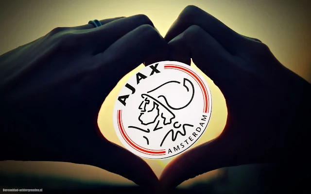 Ajax logo en handen in de vorm van een liefdes hartje