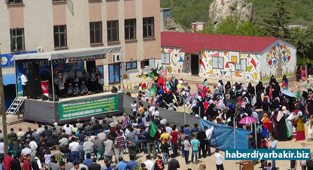 Diyarbakır Silvan Boyunlu Köyü kutlu doğum etkinliği 2017 DİYARBAKIR-Peygamber Sevdalıları Platformuna üye Toplumda Ümmet Anlayışını Yayma ve Yaşatma Derneği (Ümmet-Der) tarafından Diyarbakır'ın Silvan ilçesinin Boyunlu (Boşât) köyünde düzenlenen Kutlu Doğum etkinliği büyük bir coşkuyla gerçekleşti.