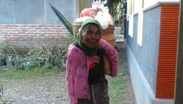 Nenek Ini Tempuh Jarak 7 Km Sejak Subuh Tanpa Alas Kaki Demi Mencari Penghidupan