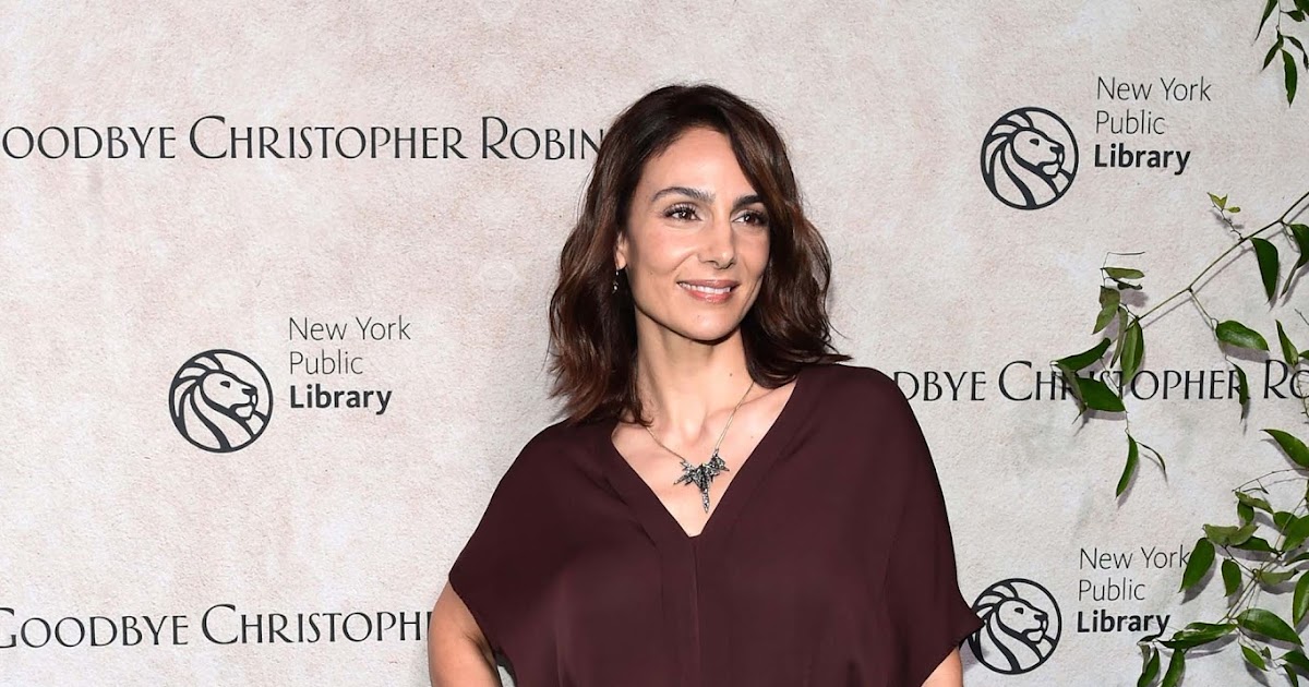 Lovely Ladies in Leather: Annie Parisse in a leather pencil skirt