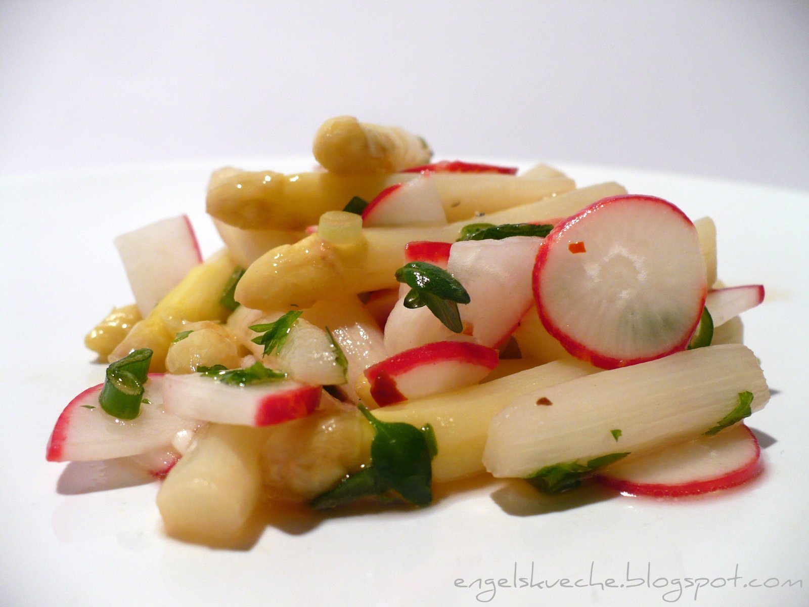 Essen aus Engelchens Küche: Spargelsalat mit Radieschen und Honig-Chili ...