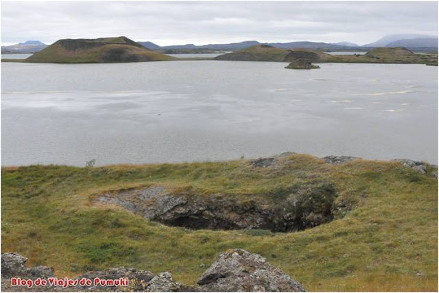 Pseudo cráter en Mývatn, Islandia Formaciones geológicas de pseudo cráteres al borde del lago Mývatn en Islandia