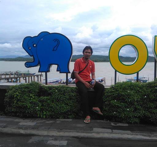 Narsis Bersama Bokong Gajah