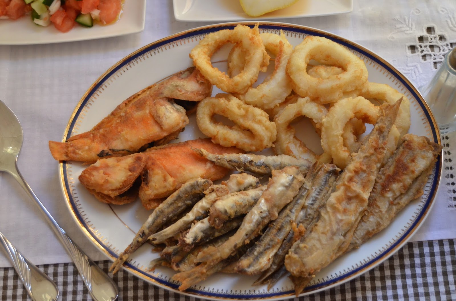 Fritura De Pescado Y Pipirrana Andaluza Cuchillito Y Tenedor