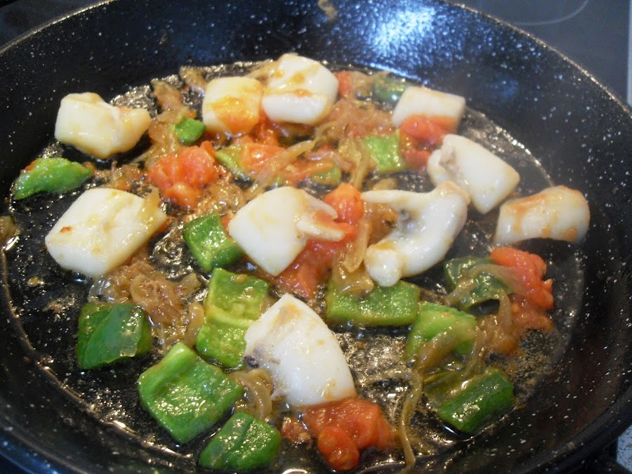 cazuela con el sofrito de tomate y cebolla, el pimiento verde y la sepia frita