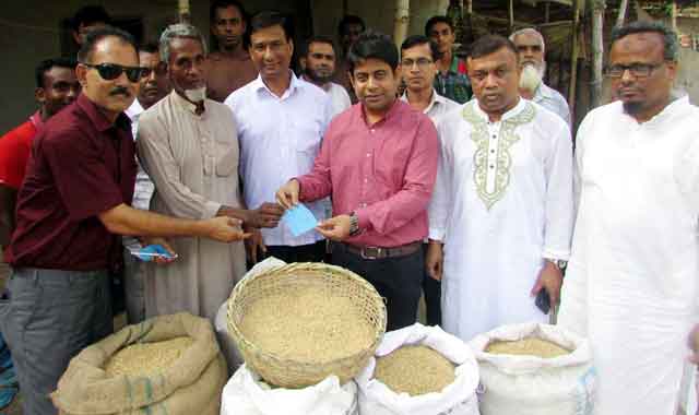 The UNO will buy rice from the farmers house at Shibganj শিবগঞ্জে কৃষকদের বাড়ি বাড়ি গিয়ে ধান কিনলেন ইউএনও
