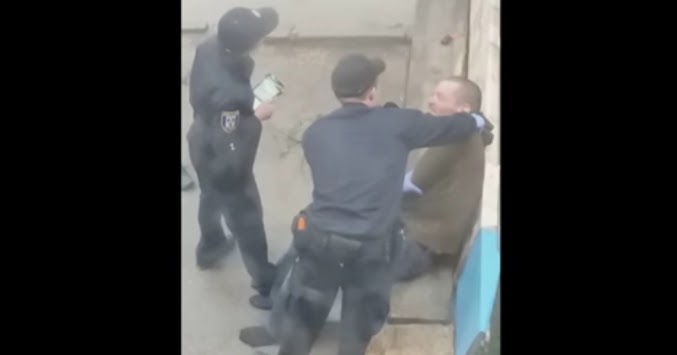 Издевательство над полицейским. Работаю в полиции издеваются. Как украинцы издеваются над парнями. Как издеваются над людьми украинцы видео.