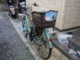 あえて商品のPR POP付けたままにしておいたのですが、気がつきそうに無かったので剥がしました。 BRIDGESTONE スタイリッシュリヤバスケット DC P5074 ダークブラウン RBKST1.A