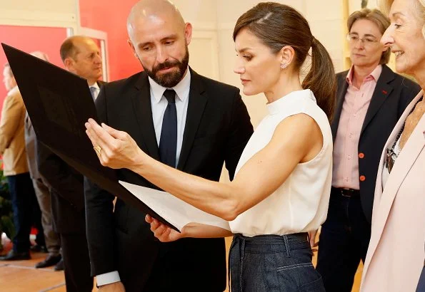 Queen Letizia wore Hugo Boss Exina sleeveless top, and the queen wore Hugo boss denim skirt jeans at opening book fair