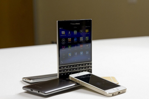 [Image: blackberry-passport-giam-gia-mot-nua-tao...-moi-1.jpg]