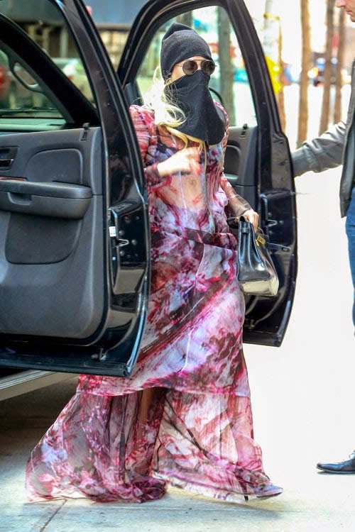 Lady Gaga cubre rostro en ciudad