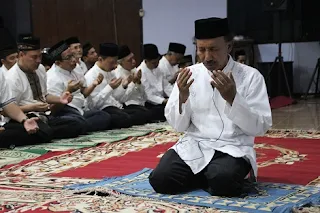 Pamitan, Basyir Pimpin Sholat Tarawih Bersama Media