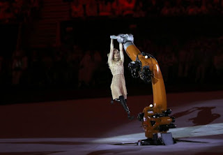 Η Εϊμι Πάρντι χορεύει με ένα ρομποτ στους Παραολυμπιακούς αγώνες