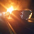 Carreta tomba e pega fogo na PR-092 em Siqueira Campos