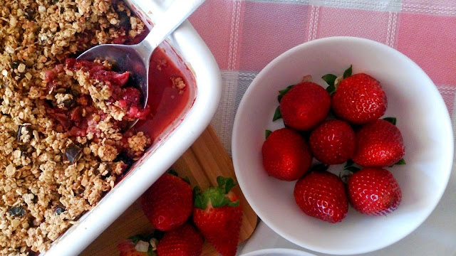 crumble fresas moras zarzamoras avena almendras dátiles lorraine pascale healthy fit desayuno merienda postre horno 