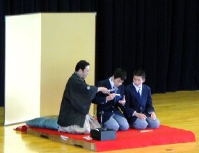 生徒が楽しく参加。落語体験コーナーの風景です。 生徒が楽しく参加。落語体験コーナーの風景です。