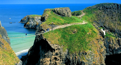 Un puente de cuerda en el Condado de Antrim, Irlanda. Un puente de cuerda en el Condado de Antrim, Irlanda.