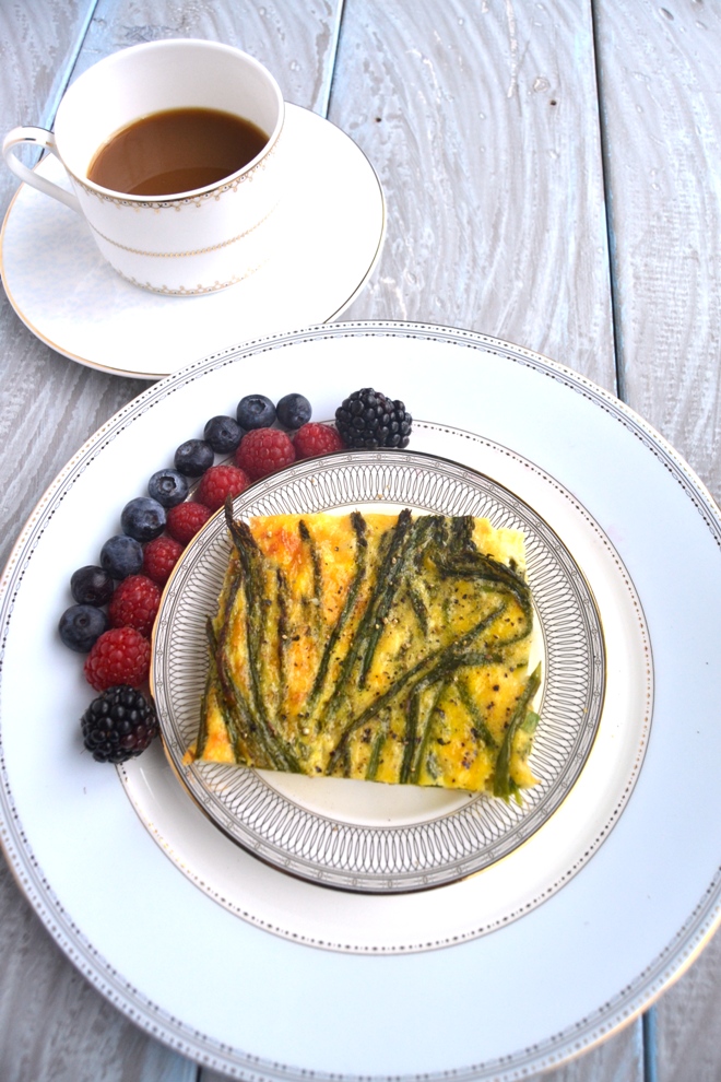 Asparagus and Cheddar Egg Bake with Hash Brown Crust makes the perfect weekend breakfast or is awesome for meal prep. Super easy and tasty! www.nutritionistreviews.com