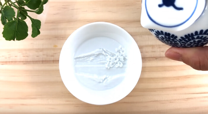 After Pouring Soy Sauce Into These Plates, Beautiful Hidden Paintings Are Revealed