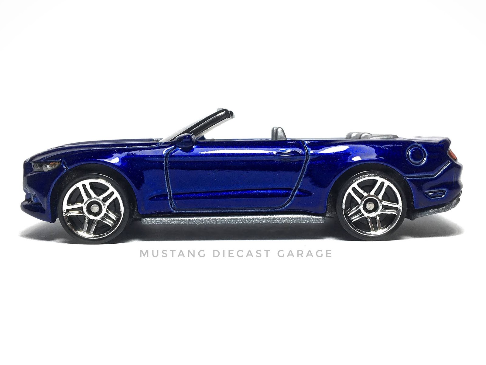 2015 ford mustang convertible diecast model